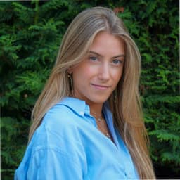 blonde-woman-outdoor-portrait